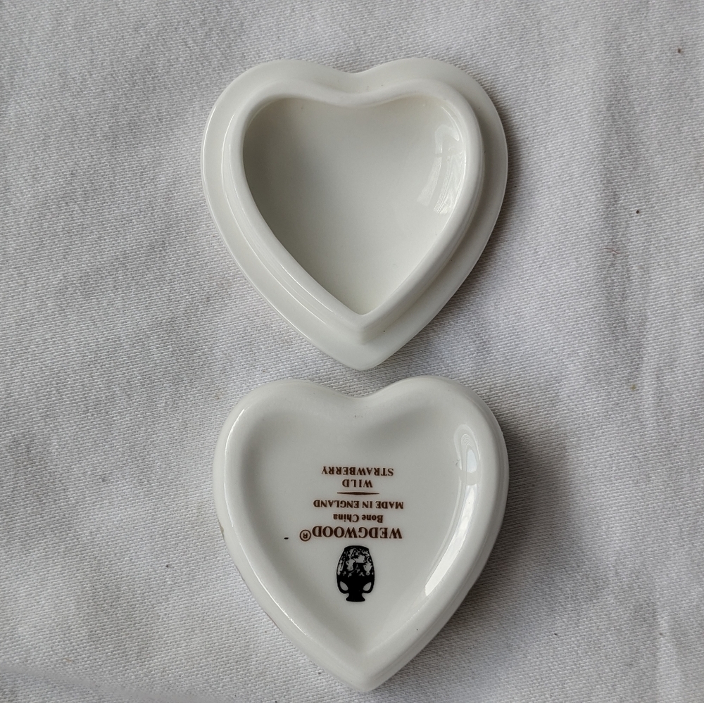 Wedgwood Wild Strawberry Bone China Small Heart Box & Lid Gold Rim Discontinued - Picture 3 of 11